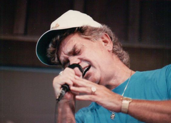 Conway Twitty – Looking Through My Glass